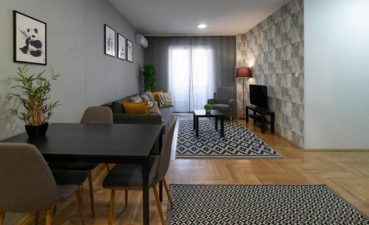 Central Fenix Apartment - Free Private Parking-Fast Wi-Fi โนวีซาด ภายนอก รูปภาพ