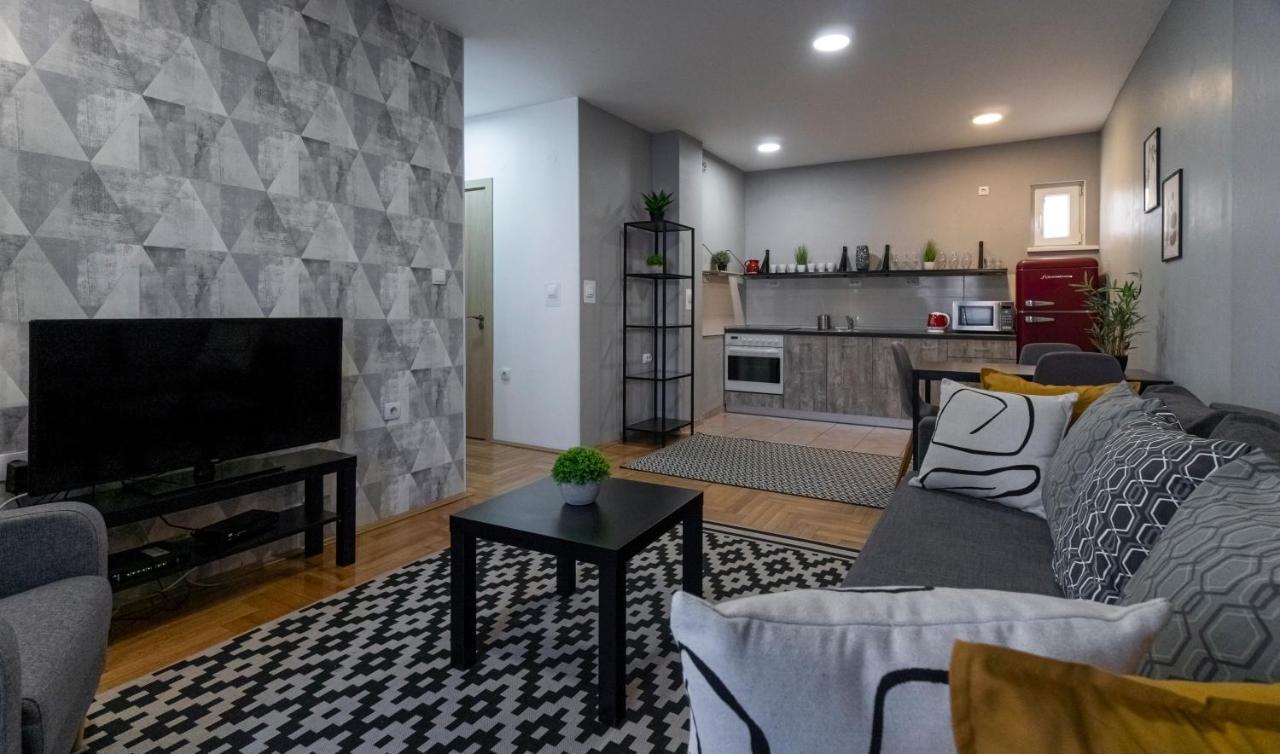 Central Fenix Apartment - Free Private Parking-Fast Wi-Fi โนวีซาด ภายนอก รูปภาพ