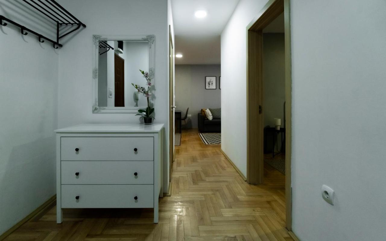 Central Fenix Apartment - Free Private Parking-Fast Wi-Fi โนวีซาด ภายนอก รูปภาพ