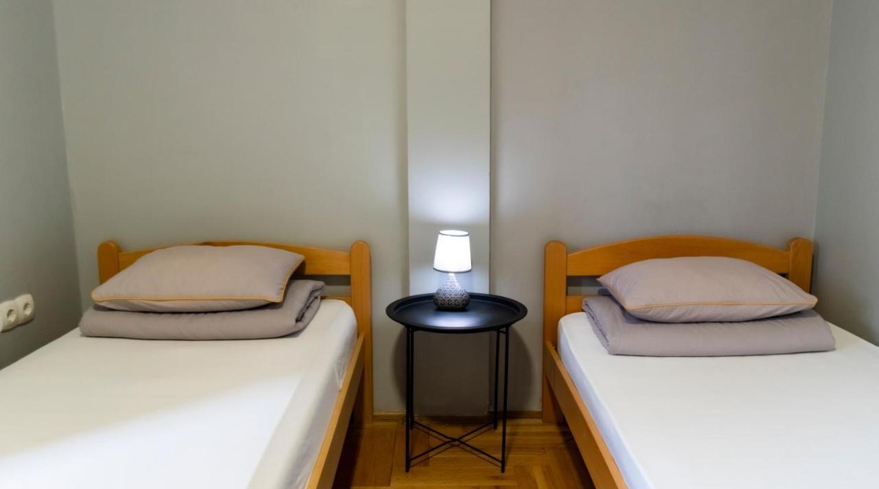 Central Fenix Apartment - Free Private Parking-Fast Wi-Fi โนวีซาด ภายนอก รูปภาพ
